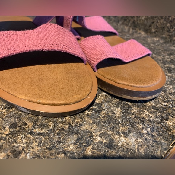 Sanuk sandals - Picture 2 of 2